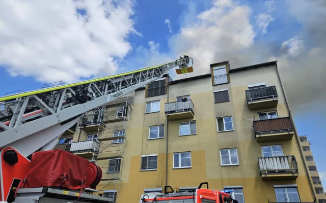 FOTO: Škoda na bytovém domě v Brně-Chrlicích je 120 milionů, hasilo se šest hodin