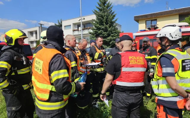 FOTO: Škoda na bytovém domě v Brně-Chrlicích je 120 milionů, hasilo se šest hodin