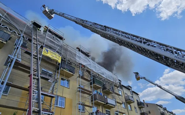 FOTO: Škoda na bytovém domě v Brně-Chrlicích je 120 milionů, hasilo se šest hodin