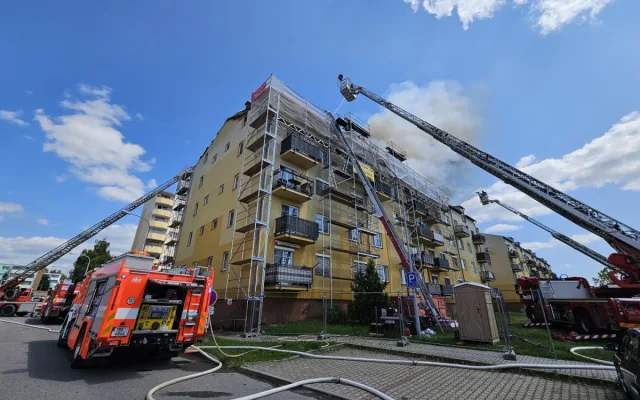 FOTO: Škoda na bytovém domě v Brně-Chrlicích je 120 milionů, hasilo se šest hodin