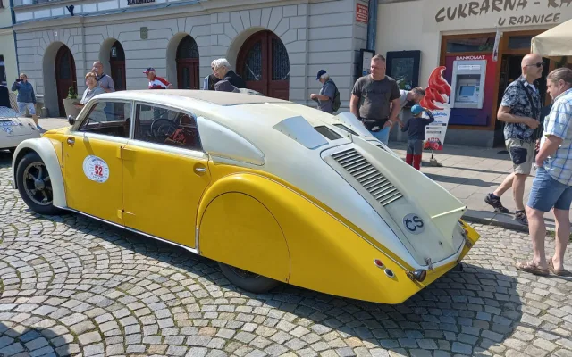 Na trase 1000 mil československých je také unikátní Tatra T77. Jela už v roce 1934