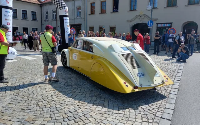 Na trase 1000 mil československých je také unikátní Tatra T77. Jela už v roce 1934