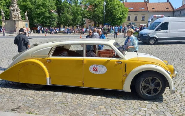 Na trase 1000 mil československých je také unikátní Tatra T77. Jela už v roce 1934