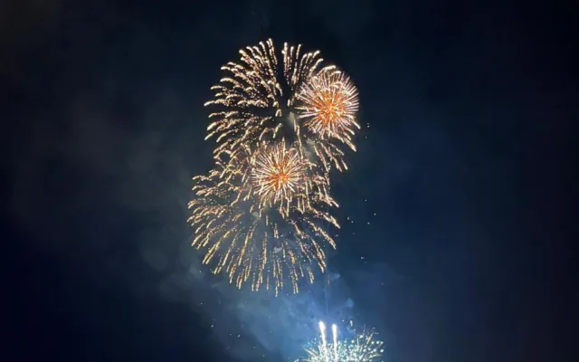 V Brně začal festival ohňostrojů. První show rozzářila nebe nad Špilberkem