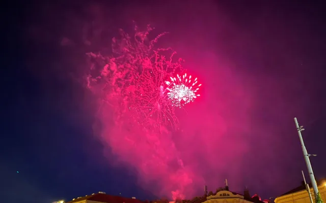 V Brně začal festival ohňostrojů. První show rozzářila nebe nad Špilberkem