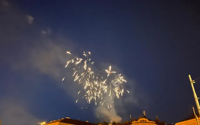 V Brně začal festival ohňostrojů. První show rozzářila nebe nad Špilberkem