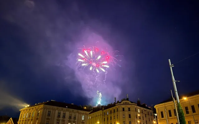V Brně začal festival ohňostrojů. První show rozzářila nebe nad Špilberkem