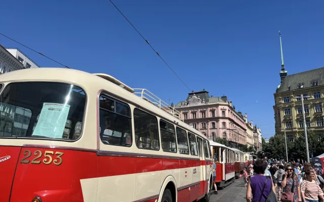 Dopravní nostalgie začíná. Brňané se mohou projet historickým autobusem i šalinou
