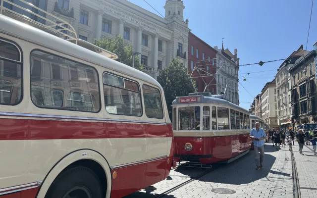 Dopravní nostalgie začíná. Brňané se mohou projet historickým autobusem i šalinou