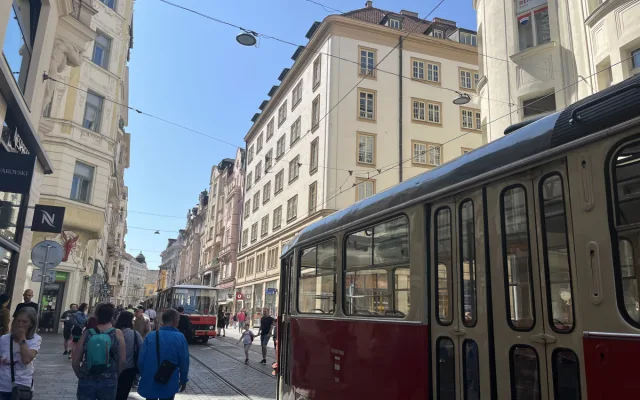 Dopravní nostalgie začíná. Brňané se mohou projet historickým autobusem i šalinou