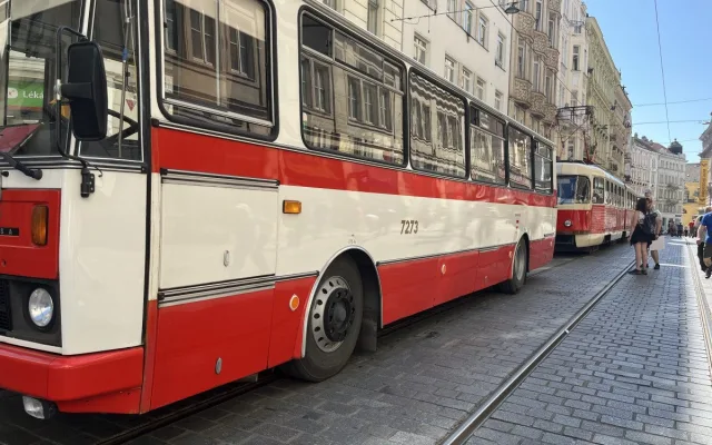Dopravní nostalgie začíná. Brňané se mohou projet historickým autobusem i šalinou