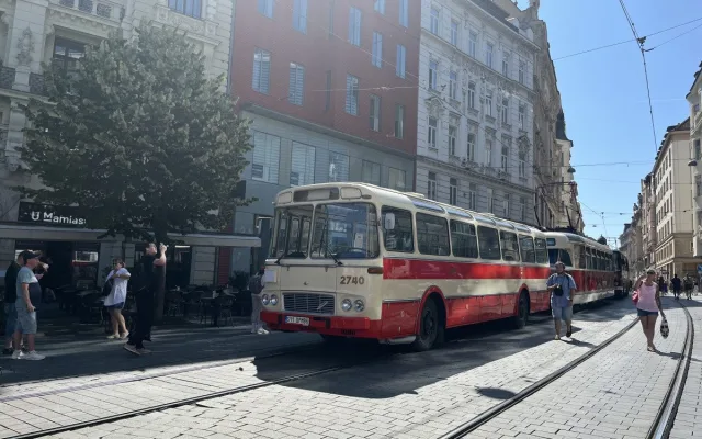 Dopravní nostalgie začíná. Brňané se mohou projet historickým autobusem i šalinou