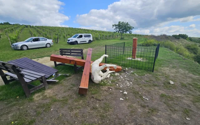 Na Břeclavsku někdo zřejmě motorovkou rozřezal kontroverzní Ódu na frankovku
