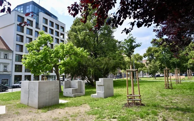 Zrevitalizovaný Janáčkův park v Brně láká na zeleň, umění i nové lavičky