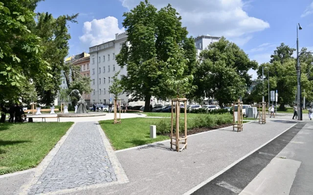 Zrevitalizovaný Janáčkův park v Brně láká na zeleň, umění i nové lavičky
