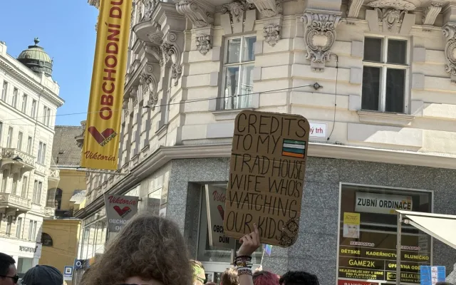 Brnem prošel duhový průvod. Protestující upozornili na útlak queer komunity