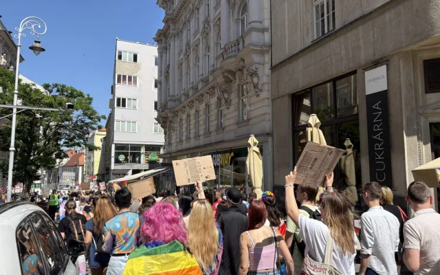 Brnem prošel duhový průvod. Protestující upozornili na útlak queer komunity