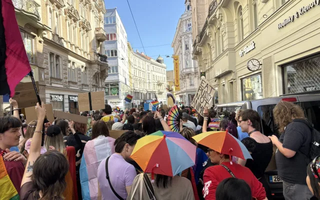 Brnem prošel duhový průvod. Protestující upozornili na útlak queer komunity
