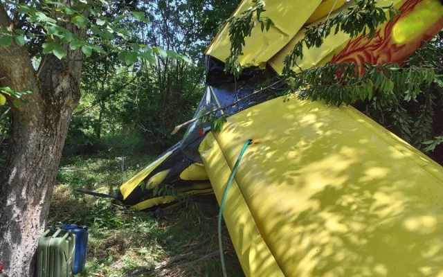 Na Boskovicku se z nebe zřítil ultralight, pilot nehodu přežil bez zranění