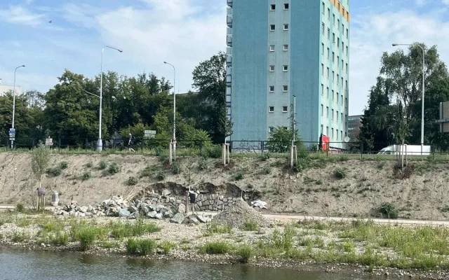 FOTO: Brněnská náplavka se sesunula. Protipovodňové úpravy, uklidňuje magistrát