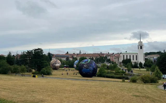 FOTOGALERIE: Vesmír v Brně. Na Kraví hoře vystavují obří planety