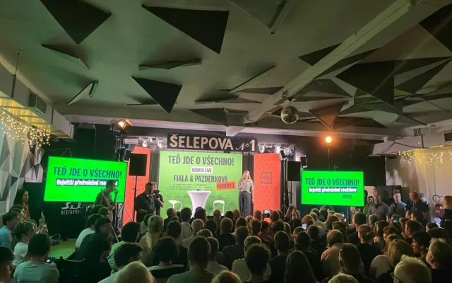 Kdo se nevešel, řval venku. Brněnské publikum premiéra nešetřilo