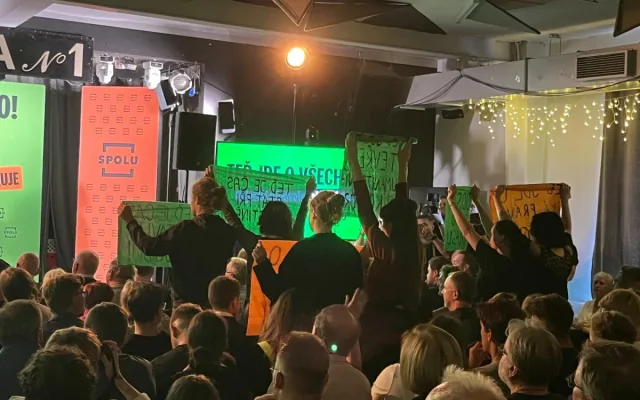 Kdo se nevešel, řval venku. Brněnské publikum premiéra nešetřilo