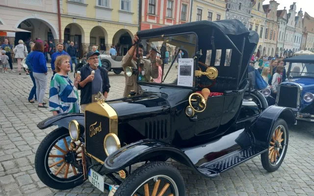 VIDEO: Ford model T postavil Ameriku na kola a mně dělá radost, říká Ivo Novotný