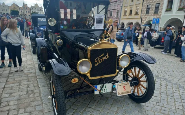 VIDEO: Ford model T postavil Ameriku na kola a mně dělá radost, říká Ivo Novotný