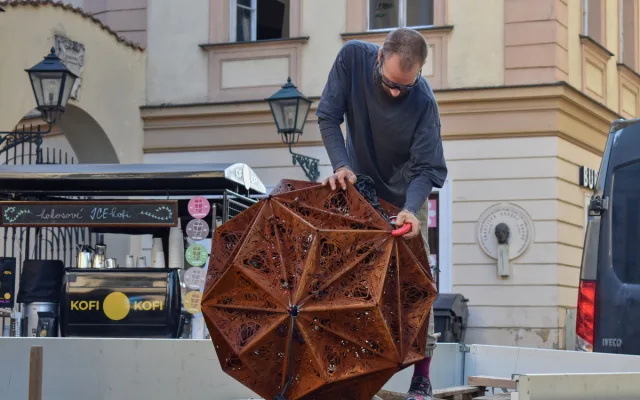 Cizí hvězdy září na Šilingráku. Brněnská venkovní galerie má novou sochu