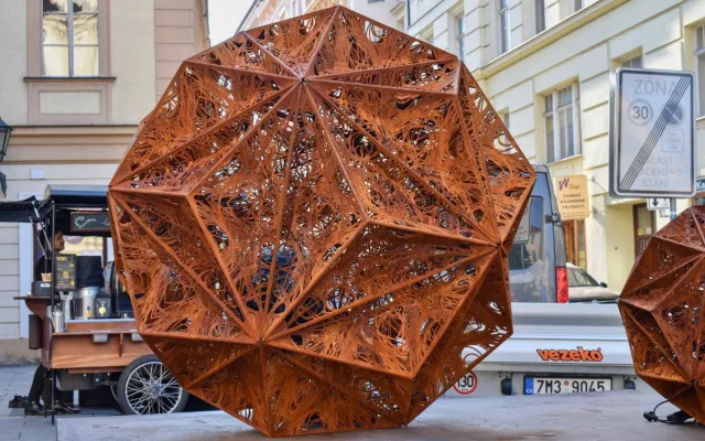 Cizí hvězdy září na Šilingráku. Brněnská venkovní galerie má novou sochu