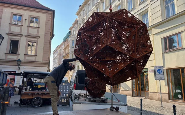 Cizí hvězdy září na Šilingráku. Brněnská venkovní galerie má novou sochu