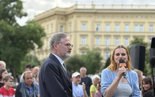 FOTOGALERIE: Klobásy i spory mezi aktivisty. Fialova grilovačka v Brně se vyostřila