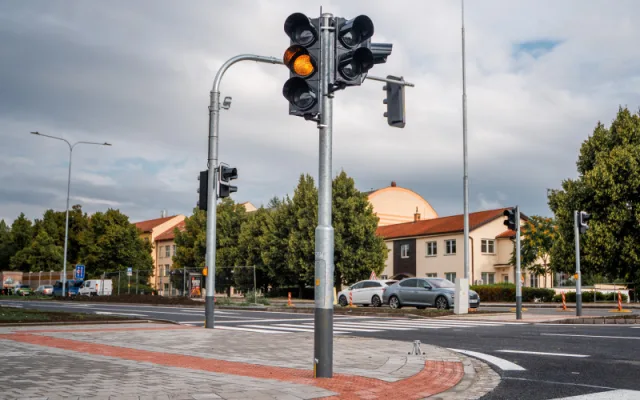 Silničáři po roce dokončili opravu čtyřpruhové Černovické ulice v Brně
