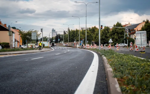 Silničáři po roce dokončili opravu čtyřpruhové Černovické ulice v Brně