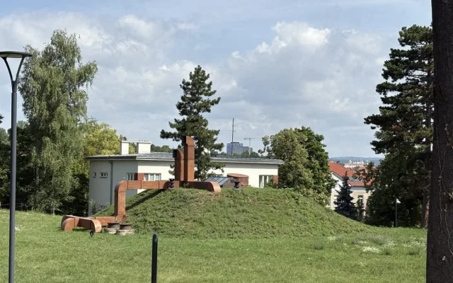 Sochy v Brně proměňují veřejný prostor v galerii. Netradiční procházka v okolí Žlutého kopce je přehlídkou současného umění