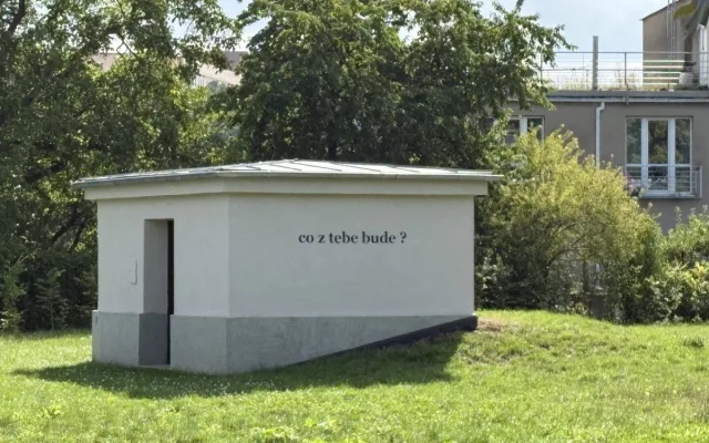Sochy v Brně proměňují veřejný prostor v galerii. Netradiční procházka v okolí Žlutého kopce je přehlídkou současného umění