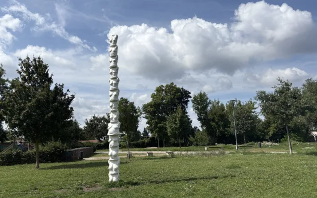 Sochy v Brně proměňují veřejný prostor v galerii. Netradiční procházka v okolí Žlutého kopce je přehlídkou současného umění