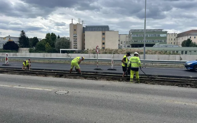 VIDEO: Vlečka z Poříčí dožívá. Koleje z výstaviště silničáři odstraní do konce srpna