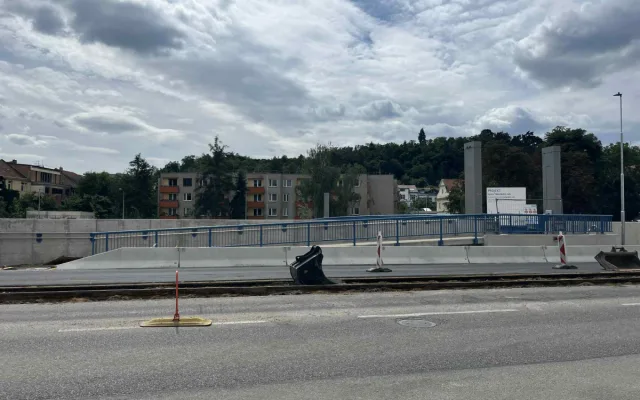 VIDEO: Vlečka z Poříčí dožívá. Koleje z výstaviště silničáři odstraní do konce srpna