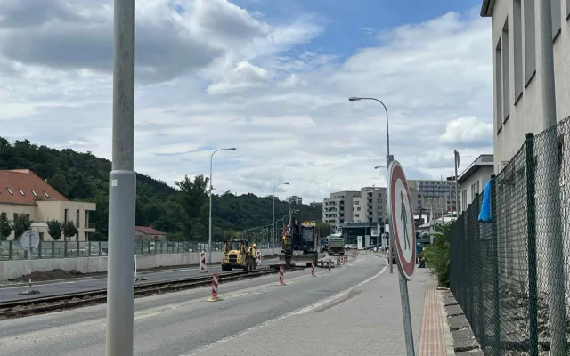 VIDEO: Vlečka z Poříčí dožívá. Koleje z výstaviště silničáři odstraní do konce srpna