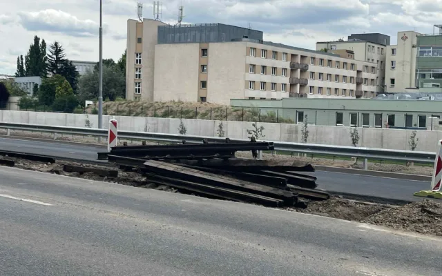 VIDEO: Vlečka z Poříčí dožívá. Koleje z výstaviště silničáři odstraní do konce srpna