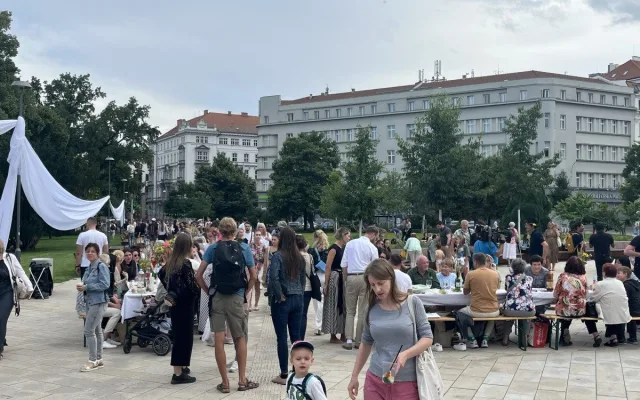VIDEO: Brňané společně zasedli k obřímu prostřenému stolu. Táhnul se od Jošta až k moři
