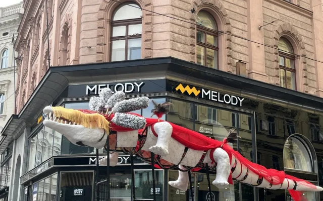 VIDEO: Ulicemi Brna se prohnal karnevalový průvod. Přenesl místní do exotické Brazílie
