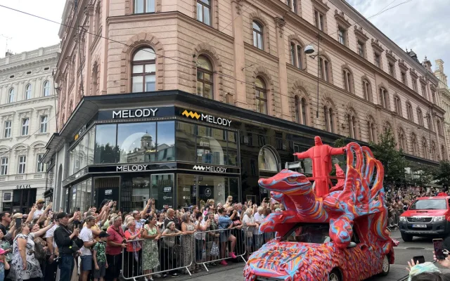 VIDEO: Ulicemi Brna se prohnal karnevalový průvod. Přenesl místní do exotické Brazílie