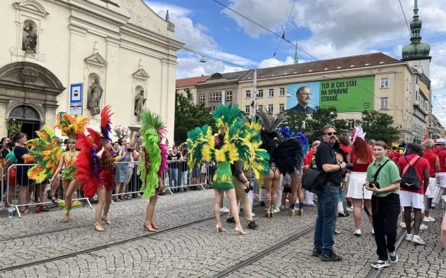 VIDEO: Ulicemi Brna se prohnal karnevalový průvod. Přenesl místní do exotické Brazílie