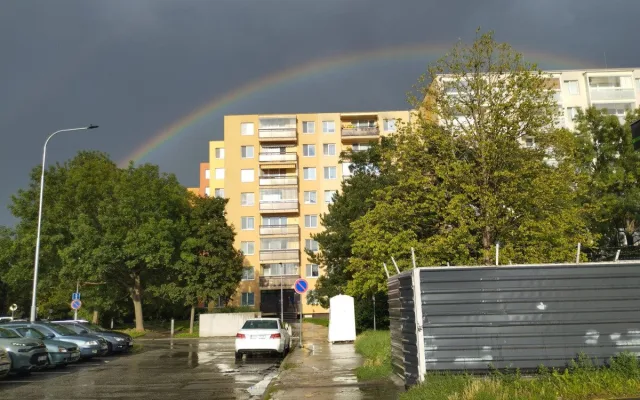 FOTO: Když příroda kouzlí. Oblohu nad Brnem ozdobila dvojitá duha
