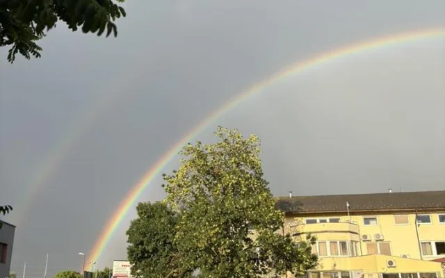 FOTO: Když příroda kouzlí. Oblohu nad Brnem ozdobila dvojitá duha