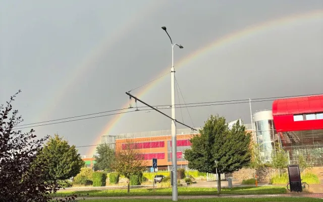 FOTO: Když příroda kouzlí. Oblohu nad Brnem ozdobila dvojitá duha