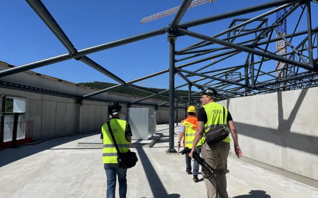 Dělníci dokončili hrubou stavbu Areny Brno. Střechu zdobí májka pro štěstí